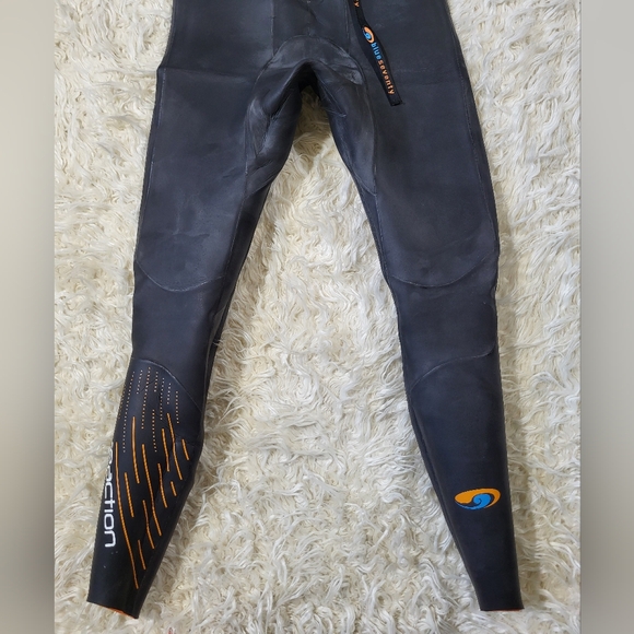 Blueseventy Men's Reaction Sleeveless Triathlon Wetsuit for Open Water Swimming - Picture 3 of 16